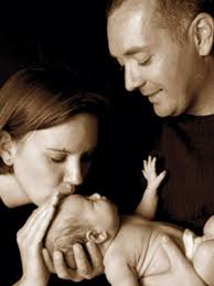 casal e filho adotado: maternidade e a paternidade, tanto a natural , como a adotiva